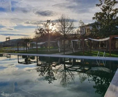 Amplia piscina con vistas a la naturaleza de este hotel romántico.