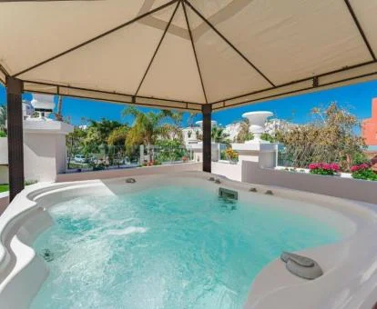 Precioso jacuzzi privado de la suite superior del establecimiento.