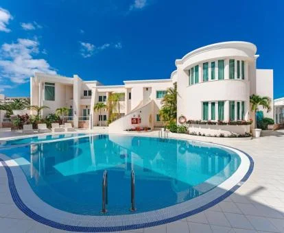 Edificio de este moderno hotel boutique con suites con jacuzzi privado y amplia piscina exterior.