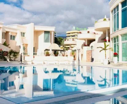 Zonas exteriores de este hotel con encanto que cuenta con piscina y suites perfectas para parejas.