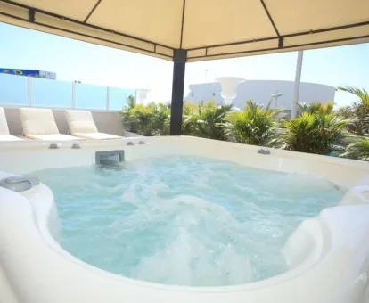 Uno de los jacuzzis exteriores de las instalaciones de bienestar que ofrece el hotel.
