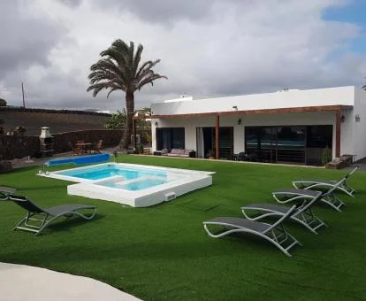 Edificio de este acogedor hotel rural con zona exterior y vistas a las montañas.