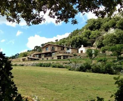 Hermoso hotel rural en un tranquilo entorno rodeado de naturaleza.