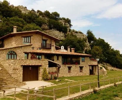 Edificio de piedra de este coqueto hotel solo para adultos rodeado de naturaleza.