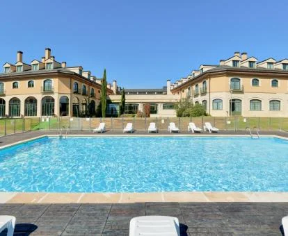 Espectacular edificio de este hotel con encanto con gran piscina al aire libre.