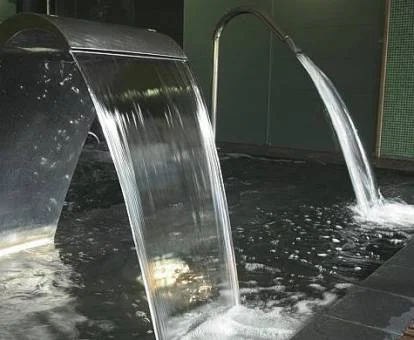 Zona de aguas con hidroterapia del spa del hotel.