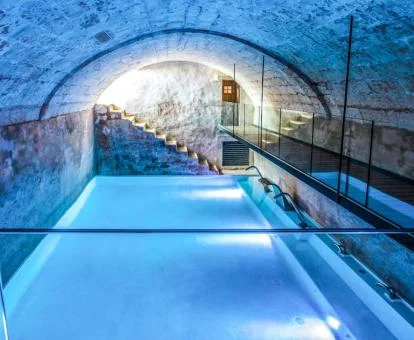 Preciosa piscina cubierta de este coqueto hotel rural.