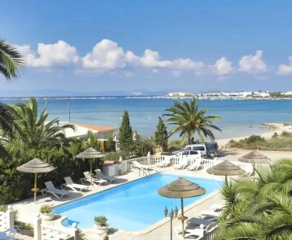 Vista aérea de la zona exterior con piscina de este hotel romántico junto al mar.