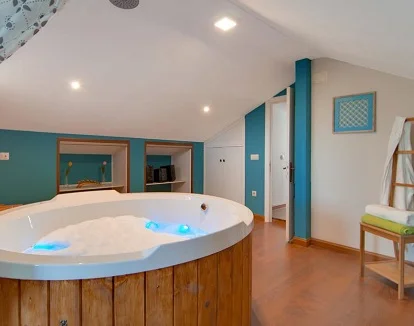 Descubre estos apartamentos con jacuzzi privado que hemos encontrado en Robledo de Chavela cerca de Madrid para que disfrutes de un fin de semana muy especial en pareja Foto del jacuzzi interior privado que tenemos en el apartamento de 1 dormitorio ideal para un fin de semana muy especial con tu pareja