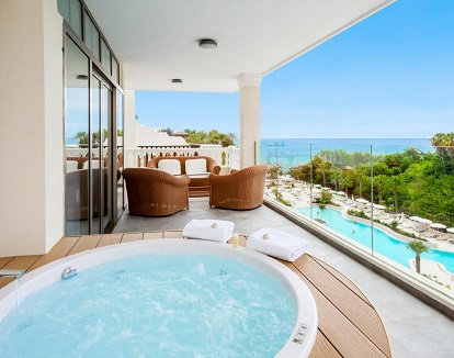 Foto del jacuzzi exterior en la terraza de la Suite Gold Level con bañera de hidromasaje y vistas al océano