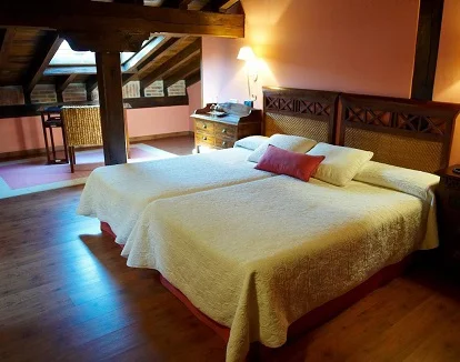 Foto de la habitación doble con parque, vigas de madera y decoración rústica con bañera de hidromasaje que te va a encantar para pasar un fin de semana muy romántico