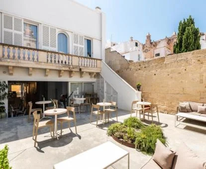 Agradable zona exterior con terraza y mobiliario de este hotel boutique.