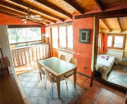 Interior del apartamento con terraza de este establecimiento rural.