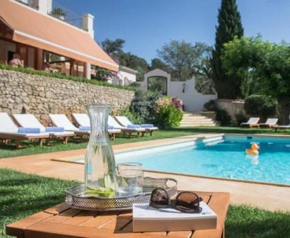 Zona exterior con piscina rodeada de vegetación de este precioso hotel rural.