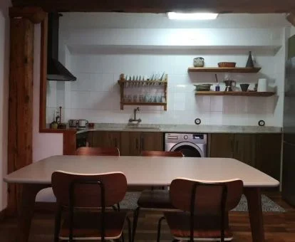 Cocina de estilo rústico y comedor de esta coqueta casa independiente.