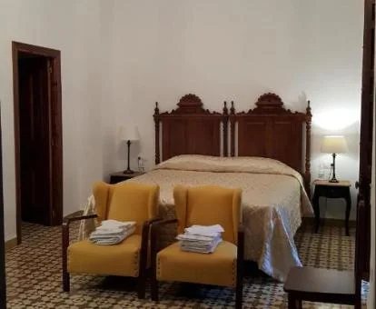Una de las amplias habitaciones de estilo tradicional del hotel.
