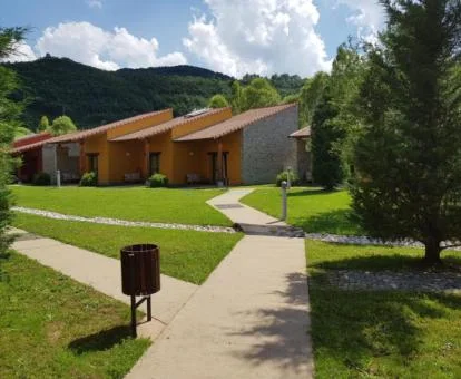 Establecimiento rural con amplias zonas exteriores y alojamientos independientes.