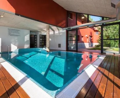 Piscina cubierta con vistas al exterior del spa.