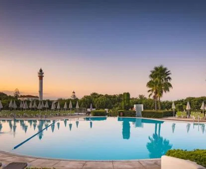 Gran piscina exterior rodeada de jardines de este hotel con encanto.