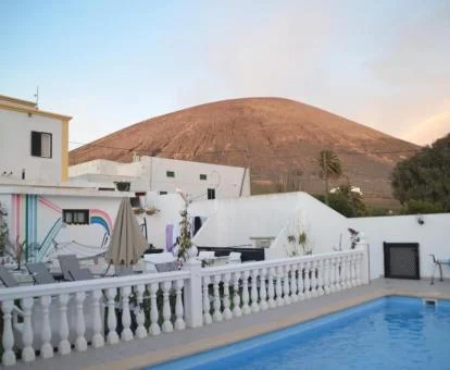 Establecimiento solo para adultos con piscina exterior y vistas a las montañas.