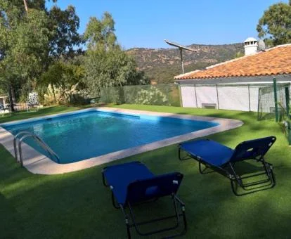 Coqueta casa independiente con piscina privada y jardín con solarium.