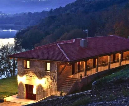 Edificio de este hotel romántico en un bello entorno natural.