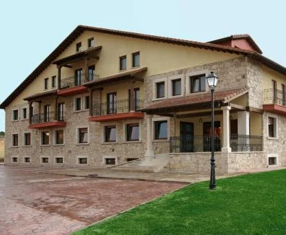 Edificio de este precioso hotel romántico con amplias zonas exteriores.
