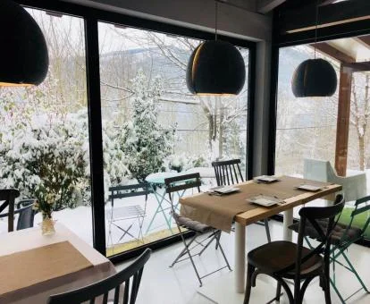 Una de las acogedoras zonas de uso compartido con vistas al exterior de este hotel boutique.