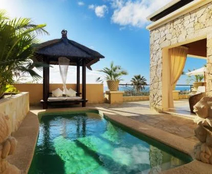 Fabulosa zona exteriro con piscina y vistas al mar de la villa Gran Duquesa de este hotel con encanto.