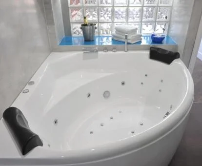 Amplia bañera de hidromasaje privada de uno de los apartamentos de este establecimiento.