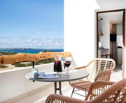 Terraza privada con vistas al mar de uno de los apartamentos del complejo.