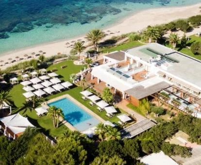 Vista aérea de este precioso hotel a pie de playa.