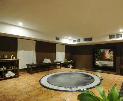 Acogedora zona de bienestar con jacuzzi del hotel.
