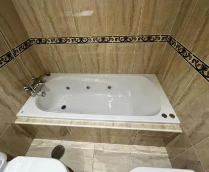 Amplia bañera de hidromasaje privada en el baño de este apartamento independiente.