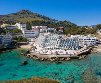 Edificio de este precioso hotel solo para adultos en primera línea de mar.