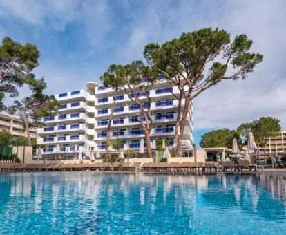 Precioso hotel con gran piscina al aire libre.