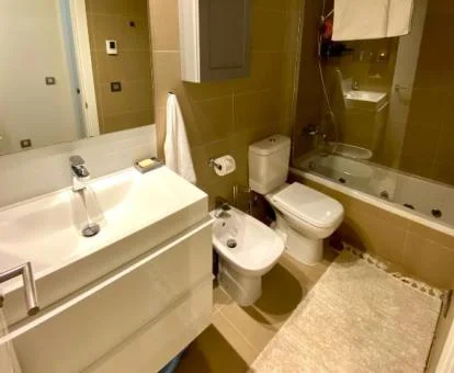 Baño con bañera de hidromasaje privada de este apartamento independiente.