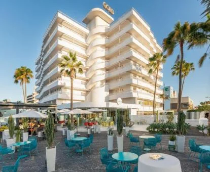 Edificio de este hotel solo para adultos con zonas exteriores.