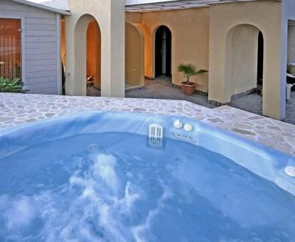 Jacuzzi del centro de bienestar del hotel.
