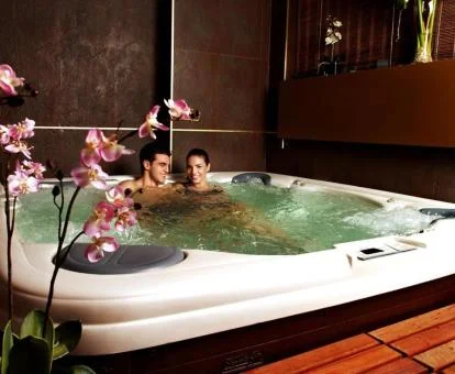 Jacuzzi de la zona de spa de uso privado de este hotel de montaña.