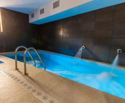 Zona de aguas del centro de bienestar del hotel.