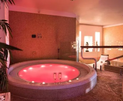 Jacuzzi con iluminación romántica del centro de bienestar del hotel.
