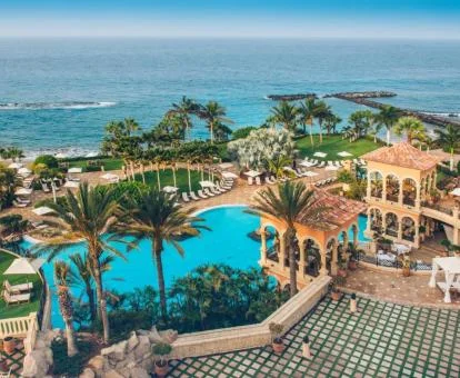 Precioso hotel con piscinas exteriores rodeadas de palmeras ubicado en primera línea de mar.