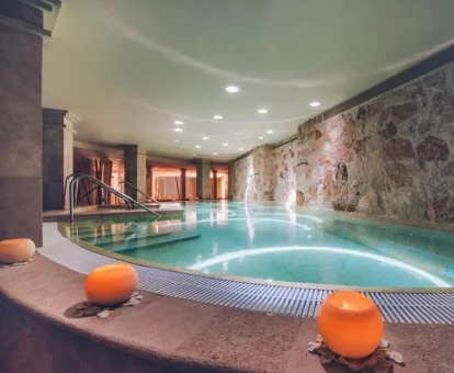 Piscina cubierta con zona de relajación del spa.