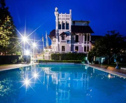 Espectacular edificio de este hotel con piscina.