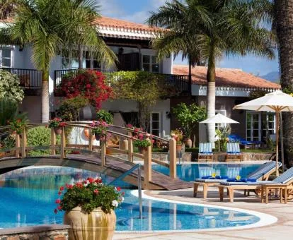 Hotel con encanto con piscina y hermosas zonas exteriores.