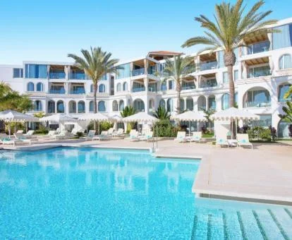 Hermoso hotel boutique con piscina y solarium al aire libre.