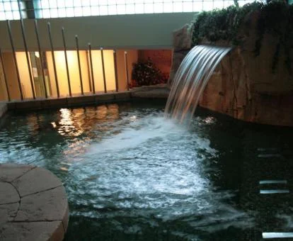 Zona de aguas con cascada de este hotel en encanto.