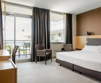 Una de las amplias habitaciones con terraza amueblada del hotel.