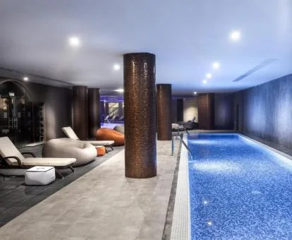 Piscina cubierta con zona de relajación del spa.